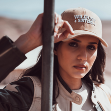 Lade das Bild in den Galerie-Viewer, Suede Cap - Wildust Sisters