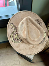 Lade das Bild in den Galerie-Viewer, Fedora - Schlange