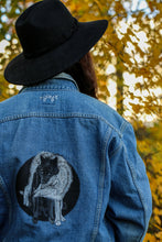 Lade das Bild in den Galerie-Viewer, Jeansjacke - Wölfe