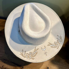 Lade das Bild in den Galerie-Viewer, Fedora - Mond