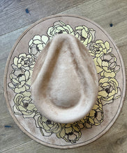 Lade das Bild in den Galerie-Viewer, Fedora - Blumen