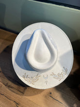 Lade das Bild in den Galerie-Viewer, Fedora - Mond