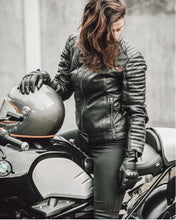 Lade das Bild in den Galerie-Viewer, Wild & Free Lederjacke - Schwarz