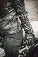 Lade das Bild in den Galerie-Viewer, Wild & Free Lederjacke - Schwarz