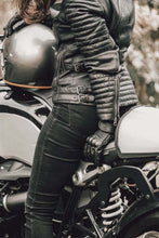 Lade das Bild in den Galerie-Viewer, Wild & Free Lederjacke - Schwarz