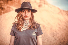 Lade das Bild in den Galerie-Viewer, Schal - Born Wild