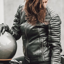 Lade das Bild in den Galerie-Viewer, Wild & Free Lederjacke - Schwarz